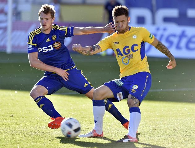 Petr Hronek (vlevo) z Jihlavy a teplický záložník Martin Fillo v předehrávce 5. ligového kola.