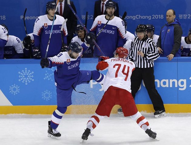 Tomas Starosta ze Slovenska Nikolaj Prohorkin z OSR v zahajovacím utkání na olympiádě.