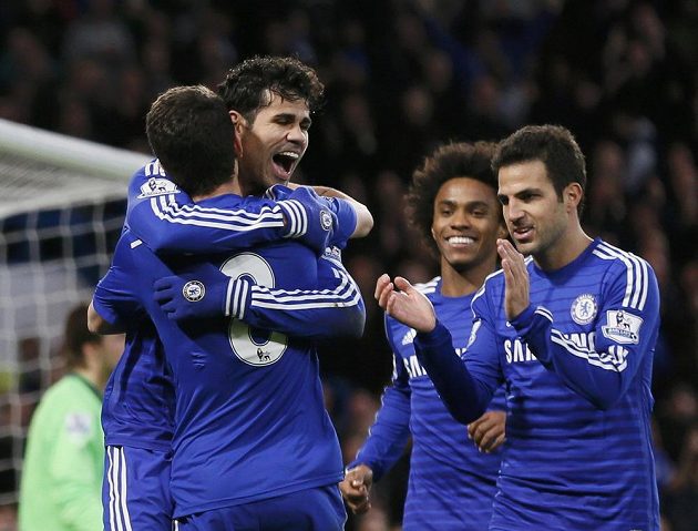 Diego Costa se raduje se spoluhráči z Chelsea ze své trefy v ligovém utkání proti Newcastlu.