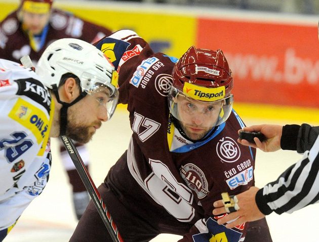 Zleva brněnský Jakub Koreis a Jaroslav Hlinka ze Sparty ve třetím semifinále extraligy
