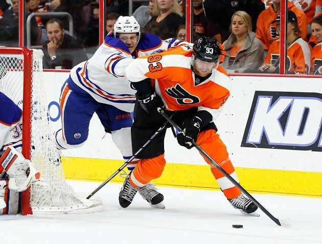 Obránce Edmontonu Jeff Petry (vlevo) se snaží zastavit útočníka Philadelphie Jakuba Voráčka.