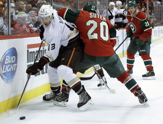 Podle mnohých jeden z nejlepších obránců NHL Suter z Minnesoty blokuje Bonina z Anaheimu. Z výhry v prodloužení se nakonec radovali hostující Ducks.