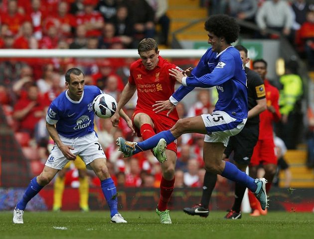Liverpoolský Jordan Henderson (uprostřed) v souboji s Marouanem Fellainim (vpravo) a Leonem Osmanem z Evertonu.