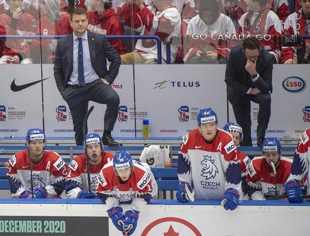 Hlavní kouč české reprezentace Václav Varaďa (vlevo) a jeho asistent Patrik Eliáš na střídačce během duelu MS do 20 let proti Kanadě.