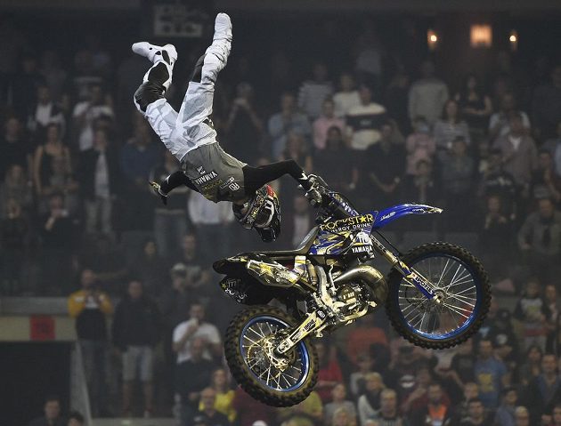 Vitěz exhibice ve freestyle motokrosu FMX Gladiator Games David Rinaldo z Francie.