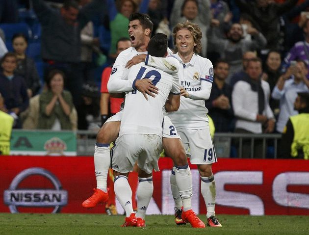 Álvaro Morata (vlevo) a jeho spoluhráči James Rodriguez a Luka Modric se radují z vítězného gólu proti Sportingu.