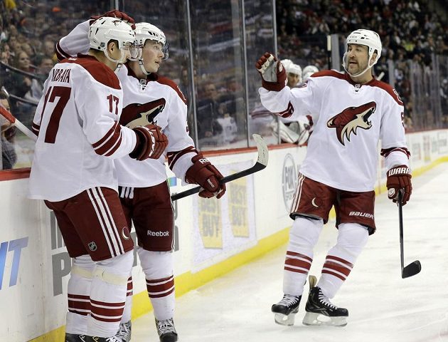 Radim Vrbata (zcela vlevo) se podílel dvěma brankami na vítězství Phoenixu 3:1 v Minnesotě.