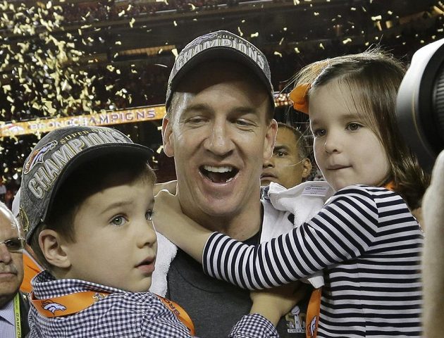 Peyton Manning (18) z Denveru se synem Marshallem a dcerou Mosley po triumfu v Super Bowlu v Santa Claře.