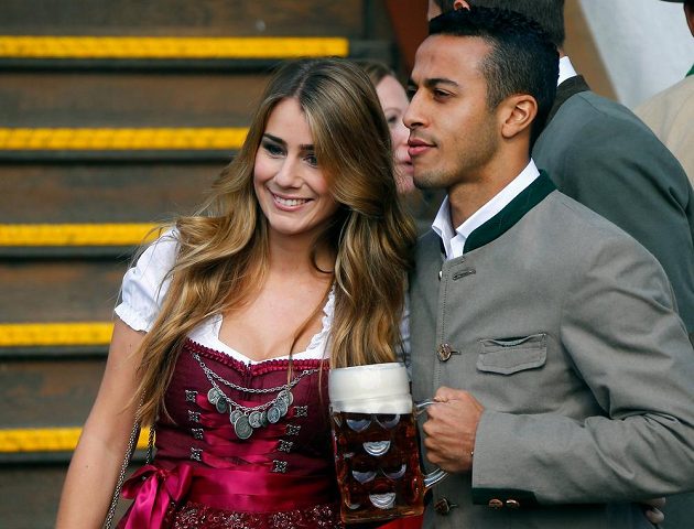I Thiago Alcantara z Bayernu Mnichov navštívil spolu s manželkou Julií Vigasovou tradiční Oktoberfest.