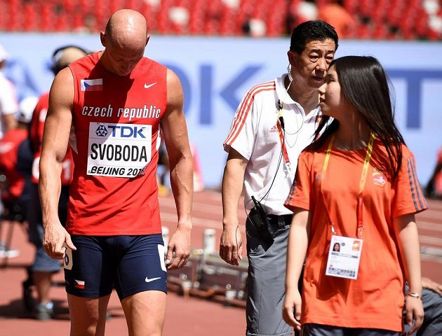 Český závodník Petr Svoboda (vlevo) po diskvalifikaci v rozběhu na 110 metrů překážek. Zklamání však záhy vystřídala radost z dodatečného postupu.