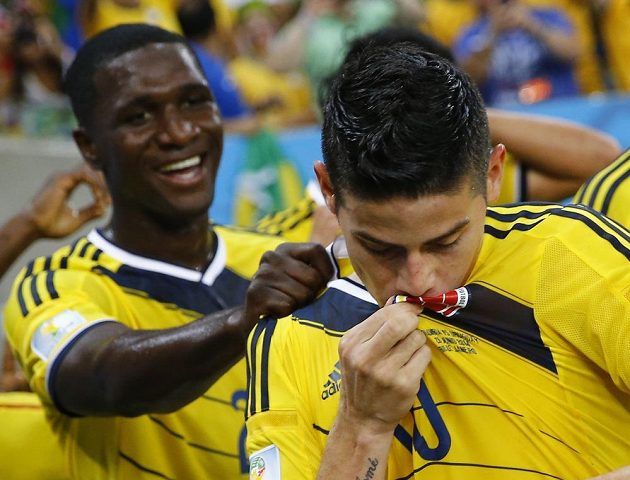James Rodríguez líbá reprezentační dres poté, co otevřel skóre osmifinálového duelu s Uruguayí.