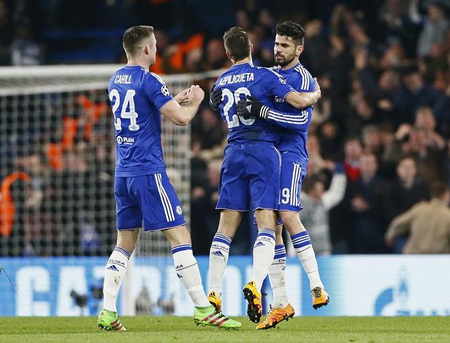 Radost hráčů Chelsea. Diego Costa přijímá gratulace po vyrovnávací brance proti PSG.