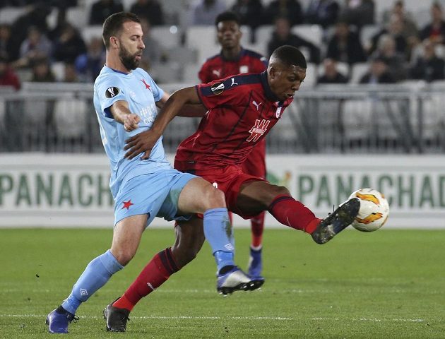 Fotbalista Slavie Josef Hušbauer (vlevo) se snaží dostat k míči přes Samuela Kalua z Bordeaux v utkání Evropské ligy.