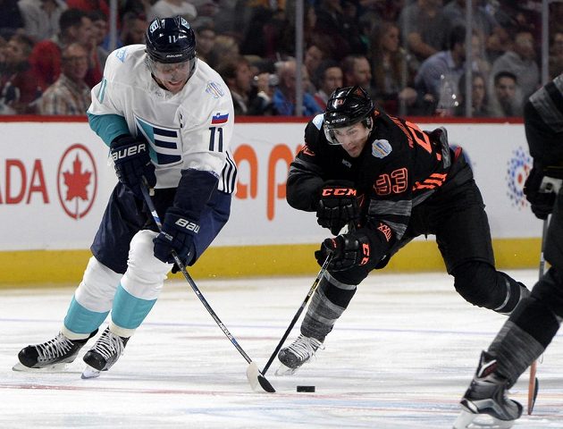 Ryan Nugent-Hopkins (vpravo) v souboji s kapitánem evropského výběru Anžem Kopitarem.
