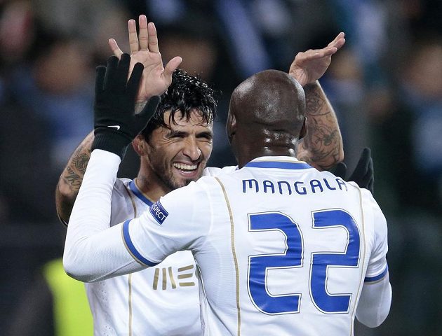 Záložník Porta Lucho González a Eliaquim Mangala slaví gól na hřišti Zenitu Petrohrad.