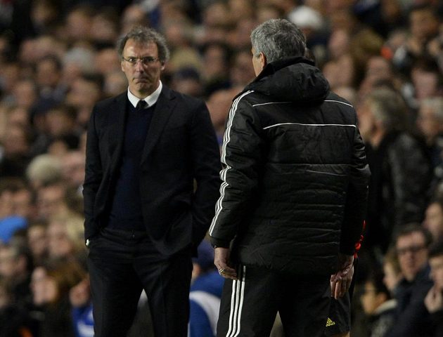 Kouč Chelsea Jose Mourinho (vpravo) hledí směrem k Laurentu Blankovi z PSG v odvetě čtvrtfinále Ligy mistrů.