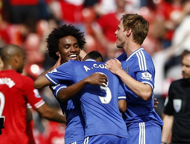Radost fotbalistů Chelsea Williana, Ashleyho Colea a Tomáše Kalase (vpravo) po výhře nad Liverpoolem.