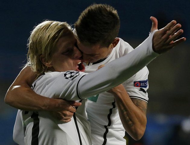 František Rajtoral (vlevo) se s Milanem Petrželou radují z úvodního gólu Plzně v utkání LM proti CSKA Moskva.