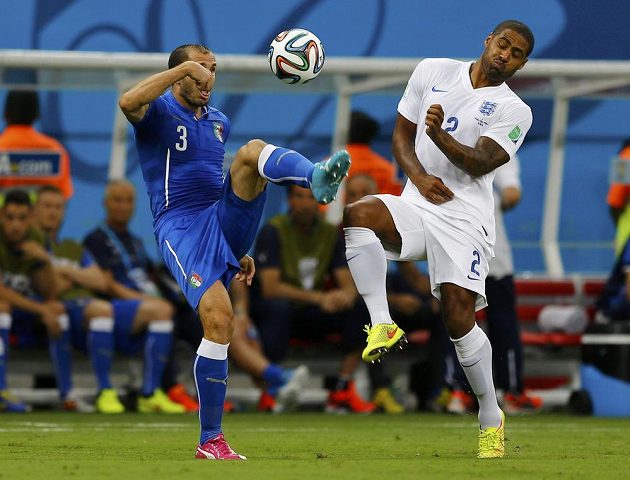 Ital Giorgio Chiellini (vlevo) bojuje o míč s Glenem Johnsonem z Anglie v duelu skupiny D v Manausu.