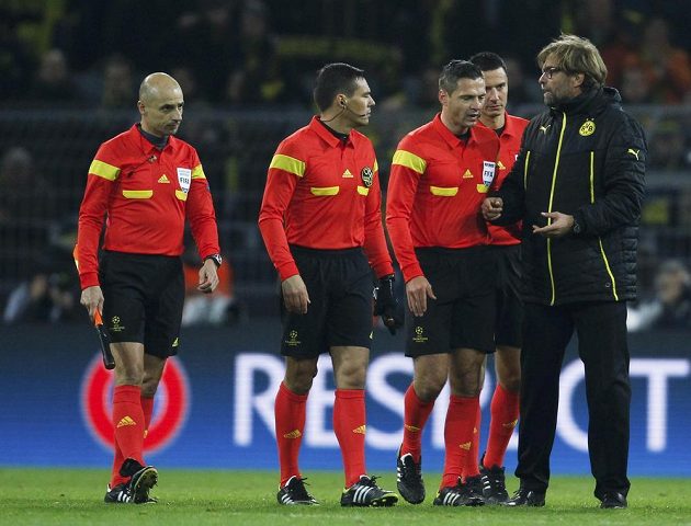 Kouč Dortmundu Jürgen Klopp (vpravo) hovoří se sudím Damirem Skominou po skončení odvety čtvrtfinále Ligy mistrů proti Realu Madrid.