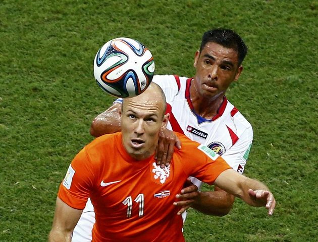 Arjen Robben zaměstnával často kostarickou obranu, často byl k vidění v souboji s Michaelem Umaňou.