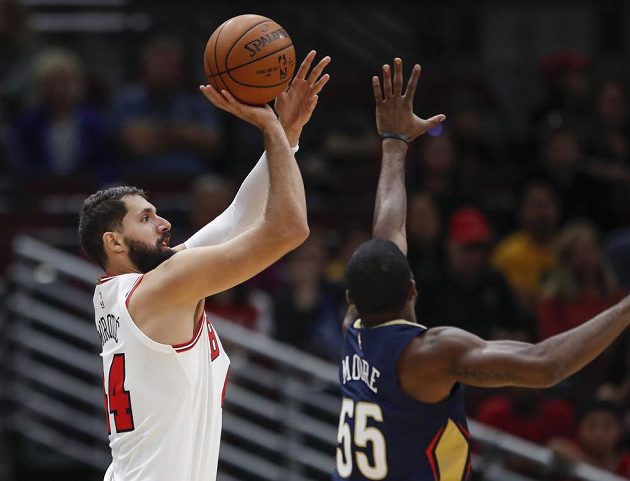 Nikola Mirotič (44) z Chicaga při přípravě s New Orleans, vpravo E'Twaun Moore.