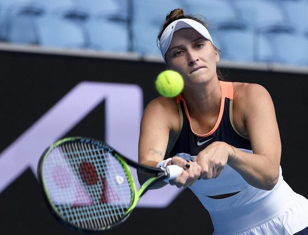 Česká tenistka Markéta Vondroušová v akci na Australian Open v boji o čtvrtfinále.