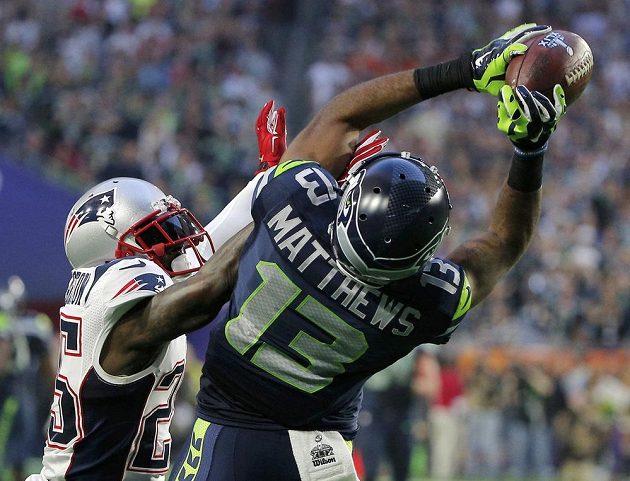 Wide receiver Chris Matthews chytá přihrávku, brání mu Kyle Arrington z týmu Patriotů.