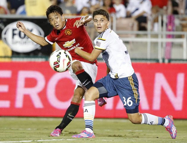 Záložník Manchesteru United Šindži Kagawa (vlevo) a Oscar Sorto z Los Angeles Galaxy.