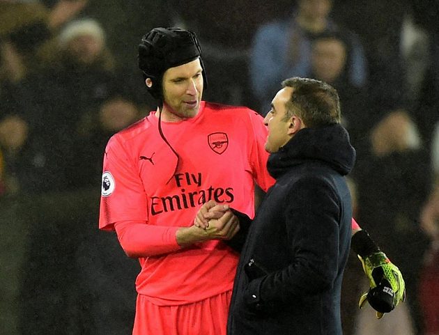 Gólman Arsenalu Petr Čech po prohraném utkání na půdě Swansea prohodil pár slov s manažerem soupeře Carlosem Carvalhalem a věnoval mu svůj dres.