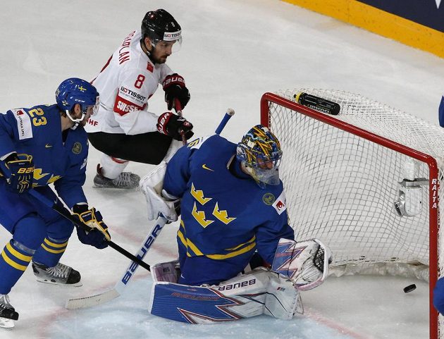 Švédský brankář Henrik Lundqvist inkasuje gól ve čtvrtfinále mistrovství světa se Švýcarskem.