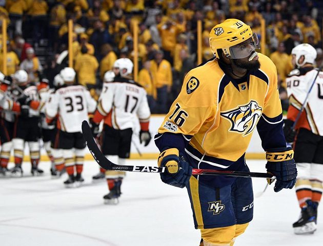 Hokejista Nashville Predators P.K. Subban neskrývá zklamání poté, co nešťastnou tečí do vlastní sítě rozhodl v prodloužení o výhře Anaheimu Ducks.