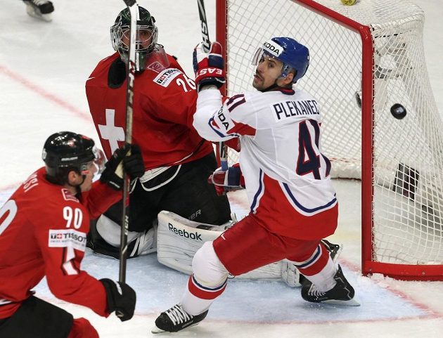 Tomáš Plekanec před brankářem Švýcarska Martinem Gerberem ve čtvrtfinále mistrovství světa.
