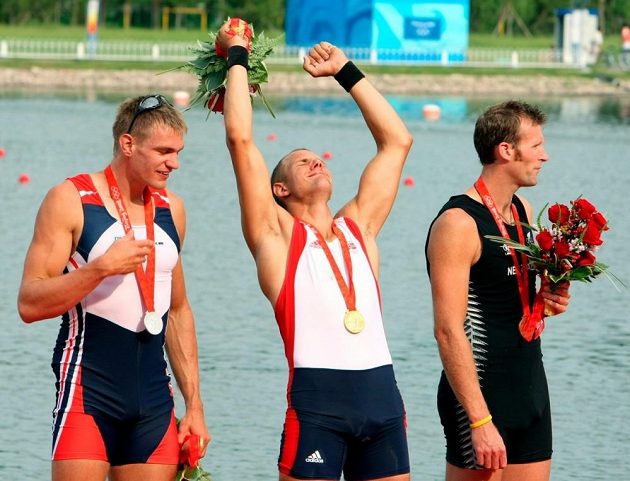 První olympijské stříbro Ondřeje Synka na hrách v Pekingu. Uprostřed zlatý Nor Tufte, vpravo další z osudových soupeřů českého veslaře Mahe Drysdale z Nového Zélandu.
