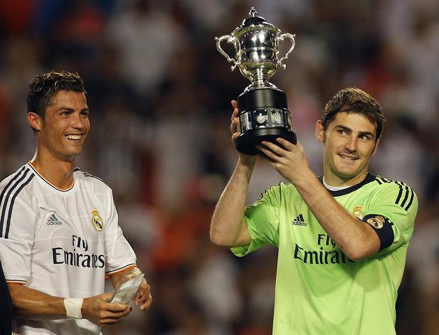 Brankář Realu Madrid Iker Casillas (vpravo) s trofejí pro vítěze turnaje International Champions Cup.