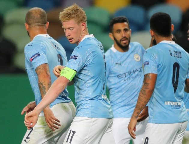 Kevin de Bruyne (druhý zleva) se raduje se spoluhráči z Manchesteru City z gólu proti Lyonu ve čtvrtfinále Ligy mistrů.