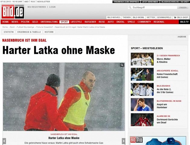Bez vlasů, bez čepice a hlavně bez masky, píše o zraněném Latkovi obdivně Bild.