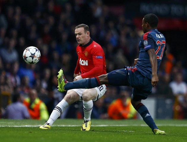 Útočník Manchesteru United Wayne Rooney bojuje o míč s Davidem Alabou (vpravo) v úvodním čtvrtfinále Ligy mistrů.