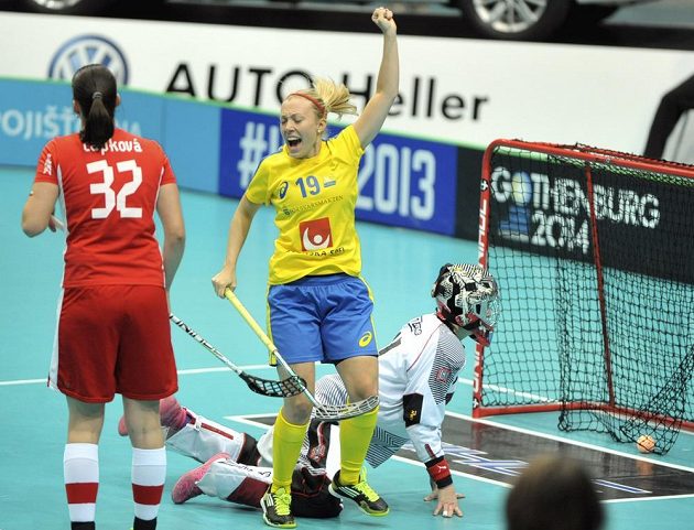 Emelie Lindströmová se raduje z gólu. Vlevo Martina Čapková, vpravo brankářka Jana Christianová.