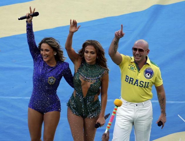 Brazilská zpěvačka Claudia Leitteová (zcela vlevo), americká zpěvačka Jennifer Lopezová (uprostřed) a rapper Pitbull během zahajovacího ceremoniálu.