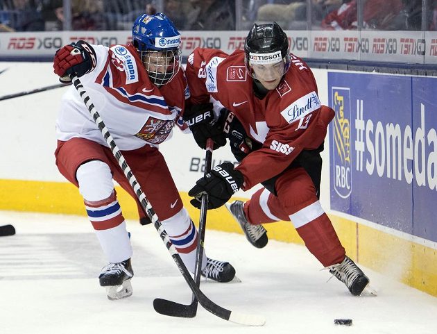 Švýcarský útočník Luca Hischier (vpravo) v souboji s českým forvardem Davidem Kašem.
