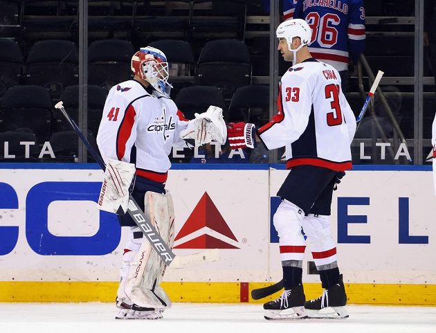Brankář Washingtonu Capitals Vítek Vaněček sice třikrát inkasoval v utkání NHL s Rangers, na konci ale mohl slavit se slovenským obráncem Zdenem Chárou výhru 6:3.
