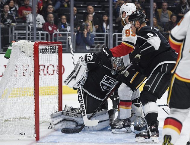 Puk je v síti Los Angeles. Hokejisté Calgary Flames se mohli radovat po trefě Matthew Tkachuka.