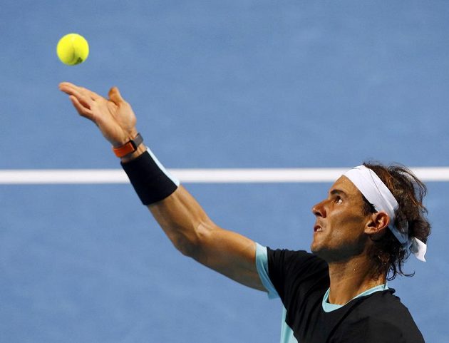 Rafael Nadal servíruje v úvodním kole turnaje v Basileji proti Lukáši Rosolovi.