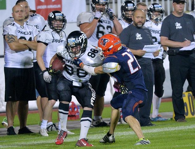 Zleva Daniel Kršák z Panthers a Ondřej Šisl z Lions během finále české ligy amerického fotbalu.