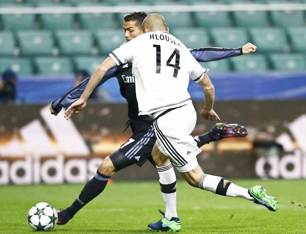 Hvězda Realu Cristiano Ronaldo a obránce Legie Varšava Adam Hloušek v utkání 4. kola Ligy mistrů.
