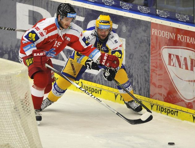 Olomoucký útočník Jan Eberle (vlevo) a zlínský forvard Zdeněk Okál v dohrávce 7. kola Tipsport extraligy.