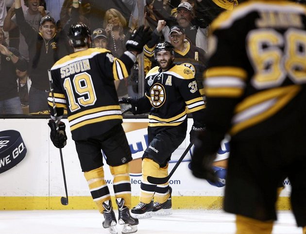 Patrice Bergeron z Bostonu (uprostřed) se raduje ze svého gólu proti Chicagu. Vlevo mu gratuluje Tyler Seguin.