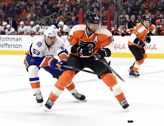 Jakuba Voráčka (93) z Philadelphie atakuje Casey Cizikas (53) z NY Islanders.