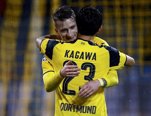 Fotbalisté Borussie Dortmund Šindži Kagawa a Marco Reus se radují z gólu proti Legii Varšava.